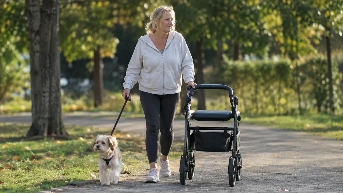 10 Reasons a Rollator With a Seat Helps on Long Outings